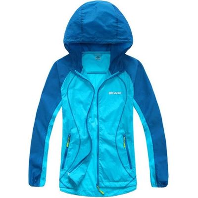Schrijver uit de klassieke oudheid die het Lichtgewicht van de Sport In te ademen Packable van Jasjevrouwen Waterdichte Jasje Met een kap in werking stelt
