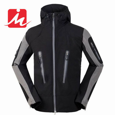De Jasjesmensen die van berg Openlucht Waterdichte Softshell de Winterjasjes wandelen